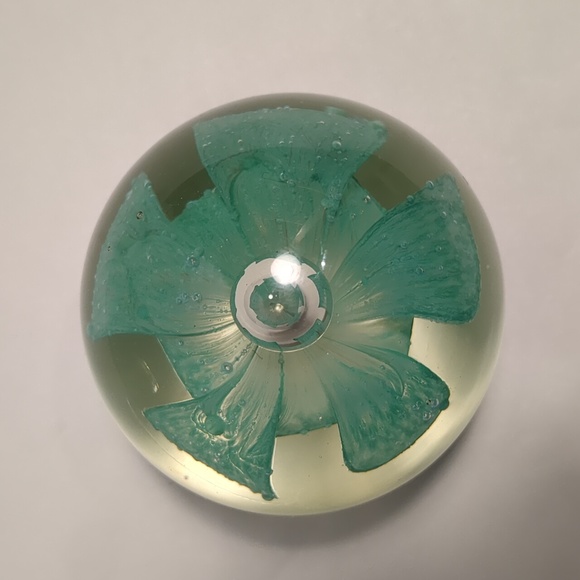 Hand Blown art glass paperweight. Turquoise/lt teal flower. Central bubble. - Picture 4 of 4